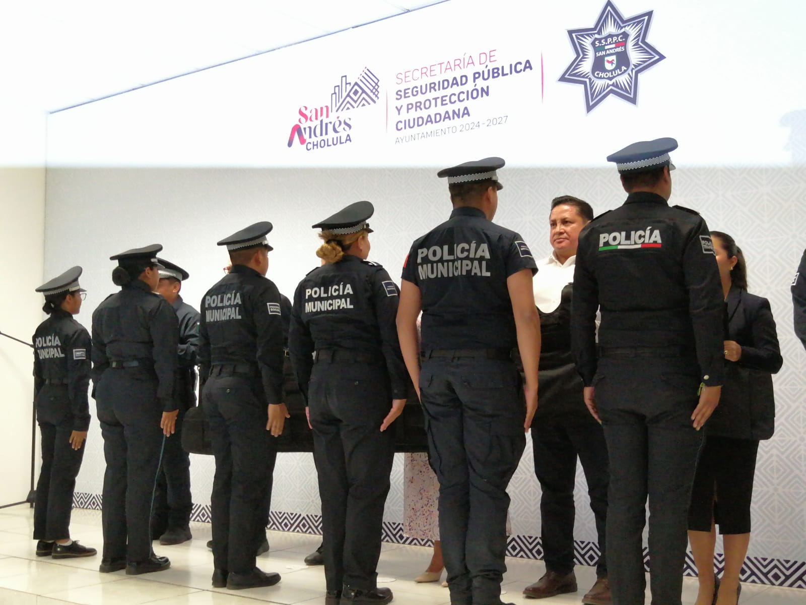 Por: Cortesía Lula Pineda Entrega de Equipamiento y Capacitación a la Policía de San Andrés Cholula