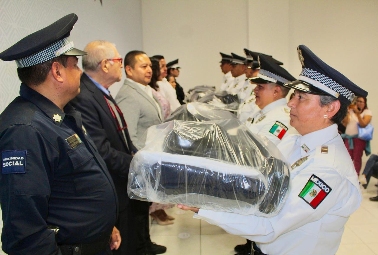 Comunicado oficial Entrega Lupita Cuautle uniformes a policías de San Andrés Cholula