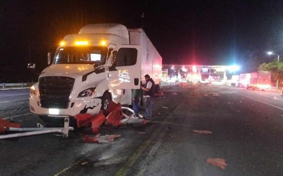 Por: Cortesía Tráiler sin frenos choca caseta en la México-Guadalajara: 2 heridos