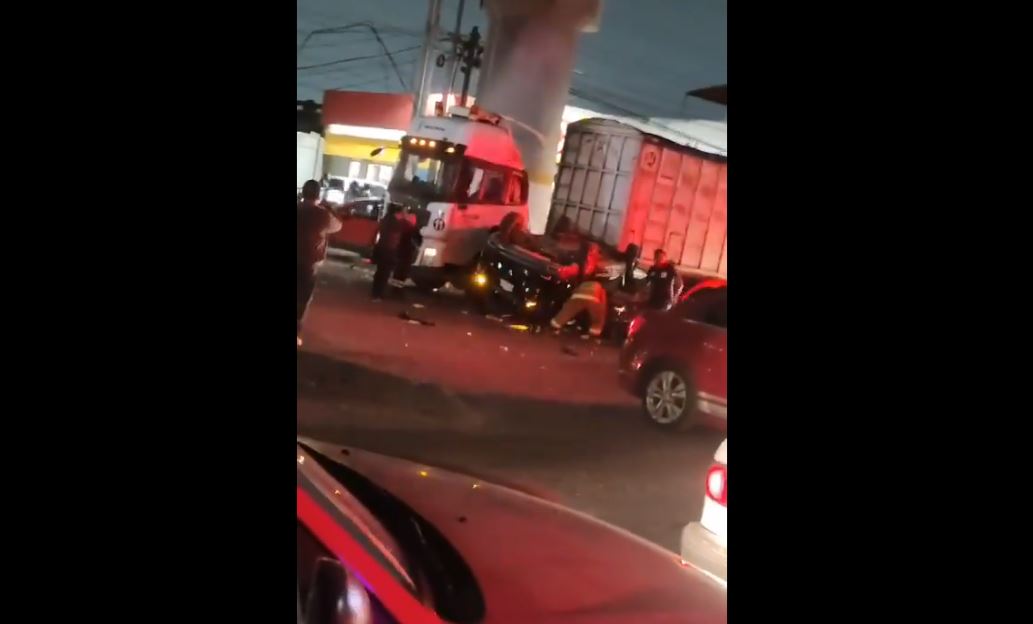 Por: Cortesía Camioneta cae de puente en Cuautitlán Izcalli: caos y tres lesionados