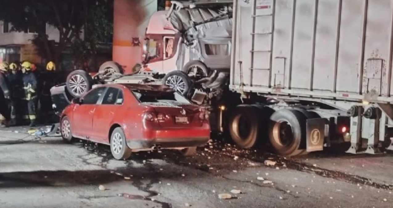 Por: Cortesía Camioneta familiar cae de puente en la lomita y deja tres heridos