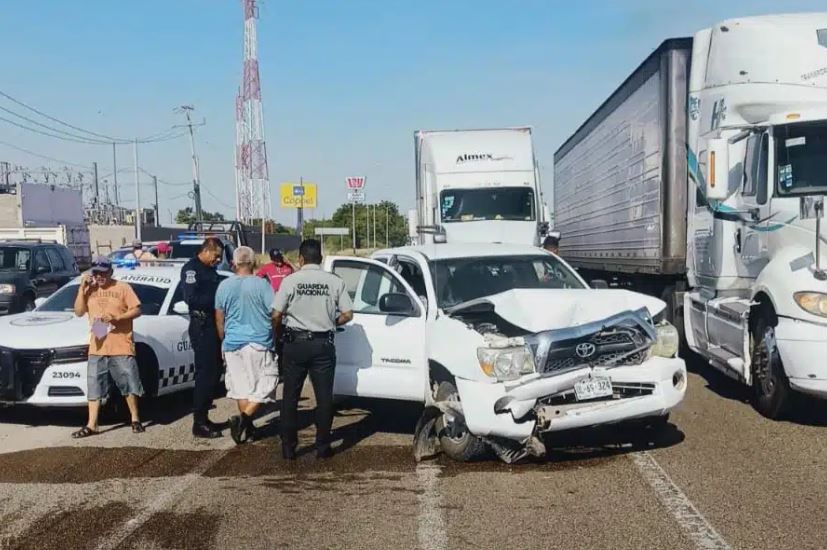 Por: Cortesía Accidente en Guasave: Choque entre tractocamión y camioneta genera caos