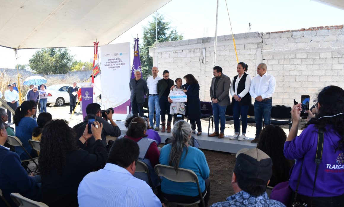 Gobernadora de Tlaxcala impulsa baños con biodigestor y mejora calidad de vida