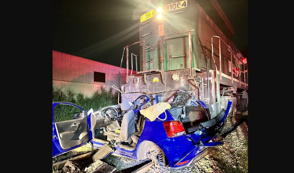 Por: Cortesía Trágico accidente en Puebla: tren arrastra auto y mueren dos mujeres