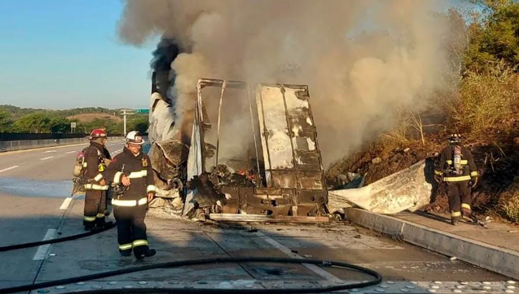 Por: Cortesía Incendio de tráiler en libramiento Mazatlán paraliza tráfico y alarma
