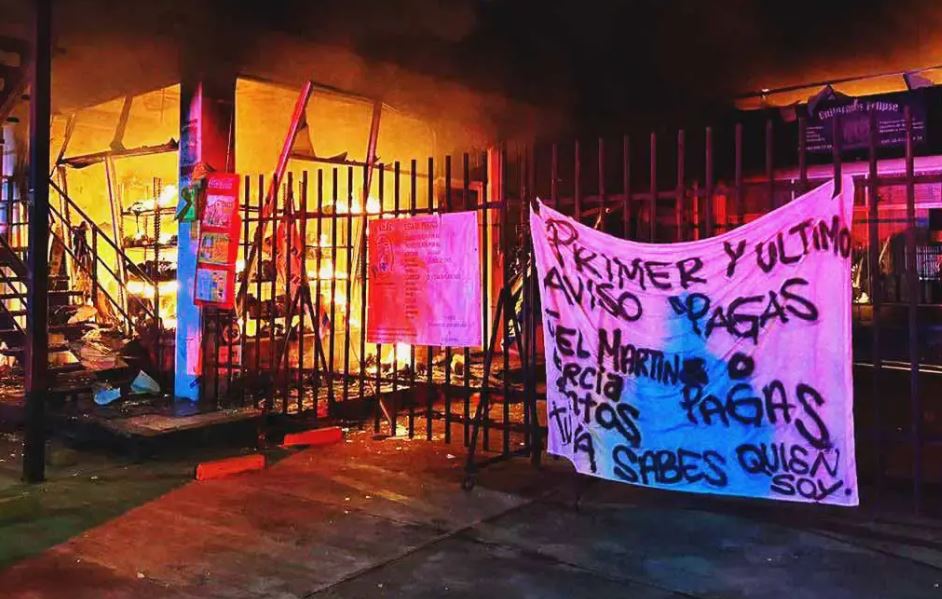 Por: Cortesía Incendian locales en plaza Floresta en San Andrés Cholula tras mensaje amenazante