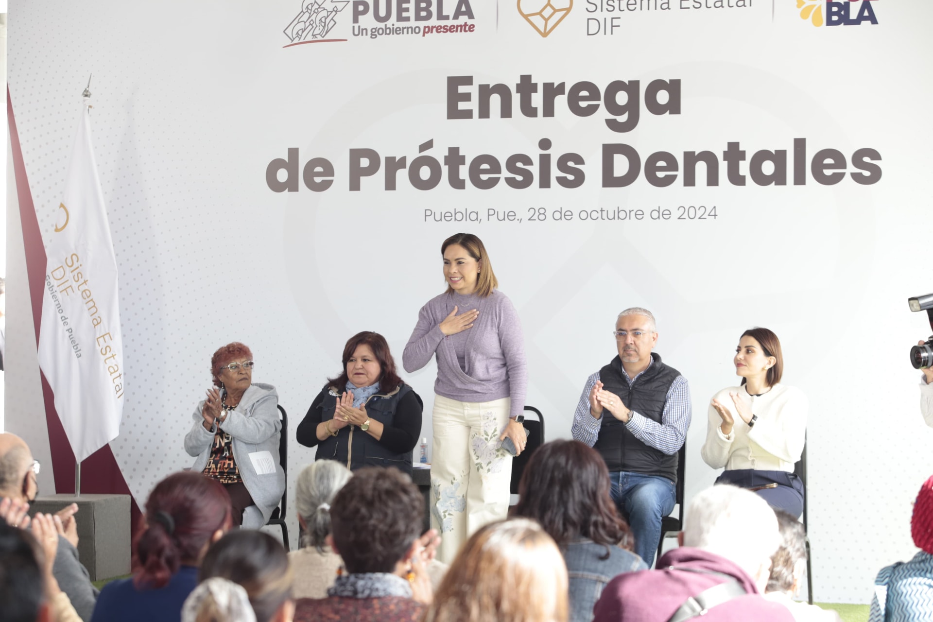 Por: Cortesía Gobierno de Puebla entrega prótesis dentales para adultos mayores