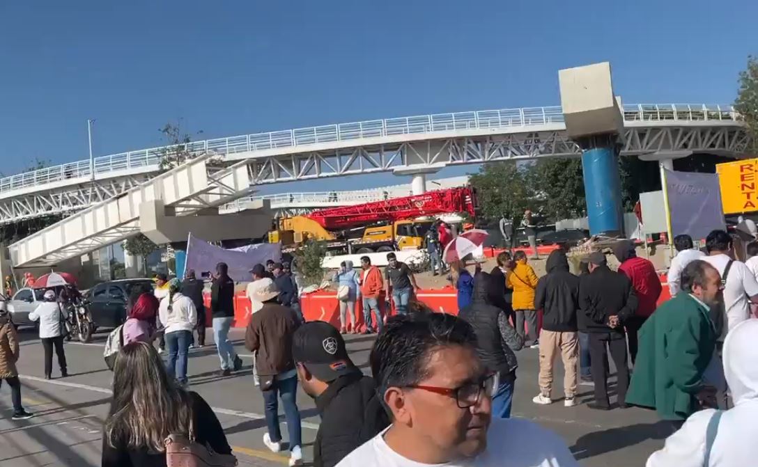 Por: Cortesía Manifestación cierra la Vía Atlixcáyotl; transportistas exigen aumento