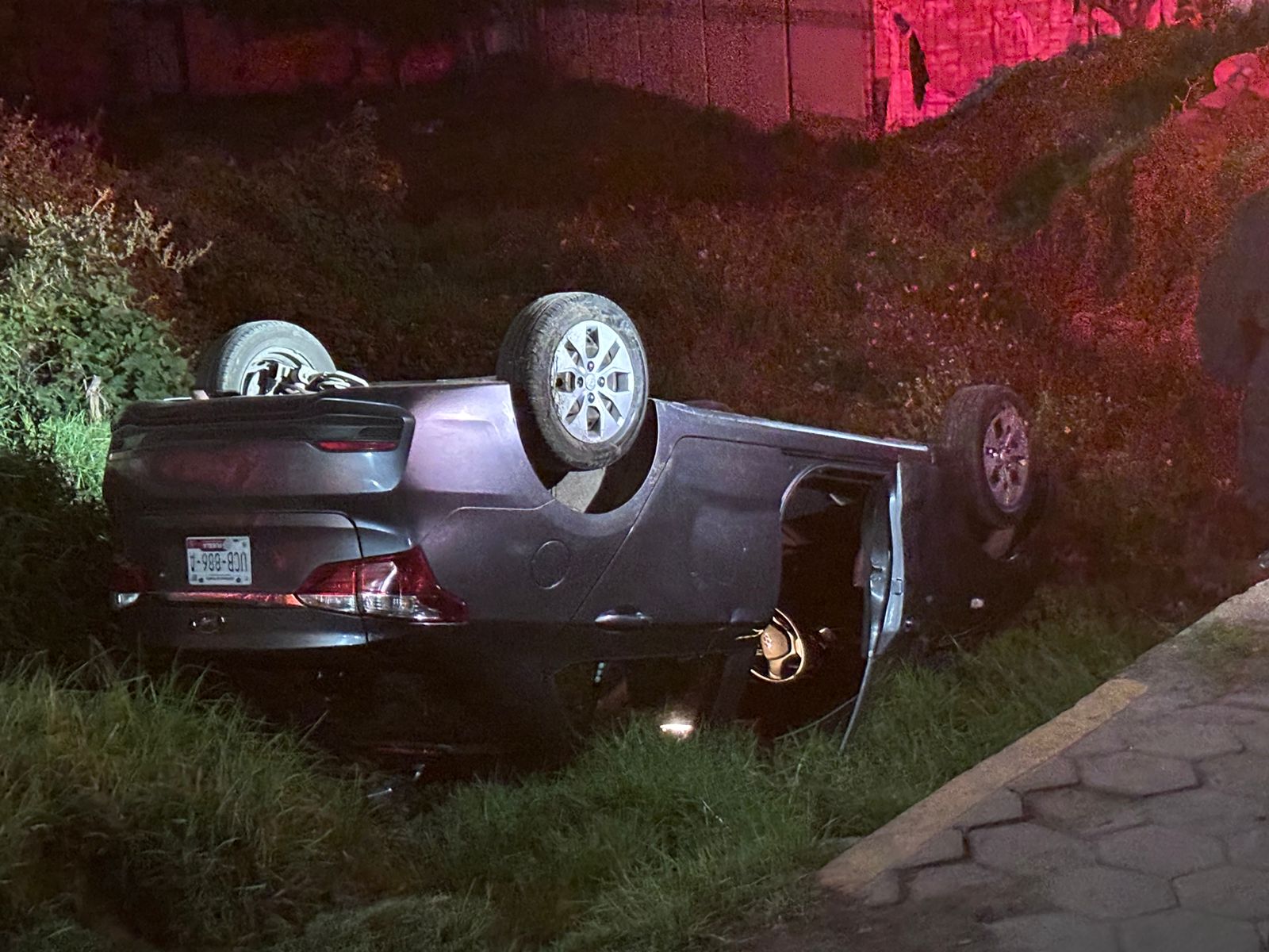 Por: Cortesía Volcadura en puente de San Nicolás, San Pablo del Monte, deja daños materiales