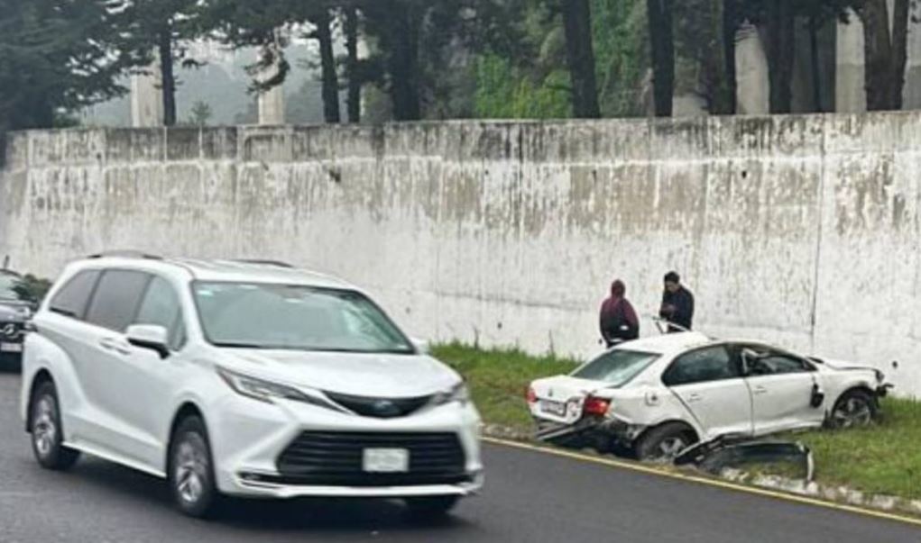 Por: Cortesía Aparatoso accidente en la México-Toluca rumbo a CDMX causa congestión vial