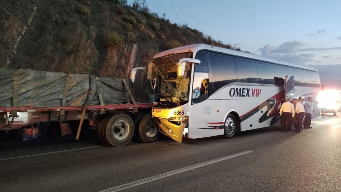 Por: Cortesía Accidente entre autobús y tráiler en Nuevo León deja 20 heridos; chofer investigado