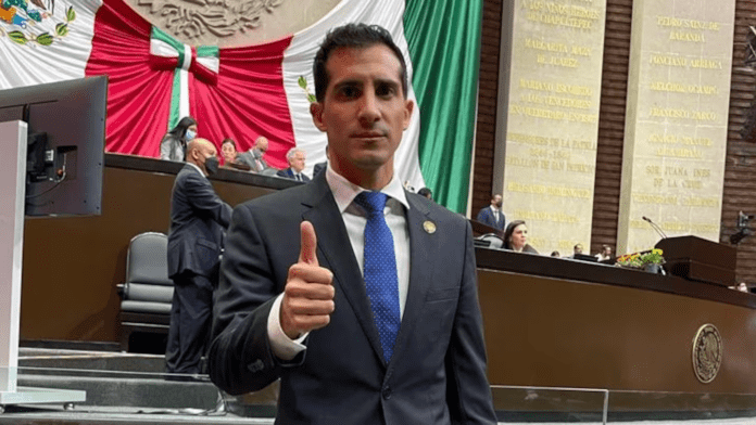 Por: Cortesía Rommel Pacheco mejora becas deportivas en Conade y cumple su promesa