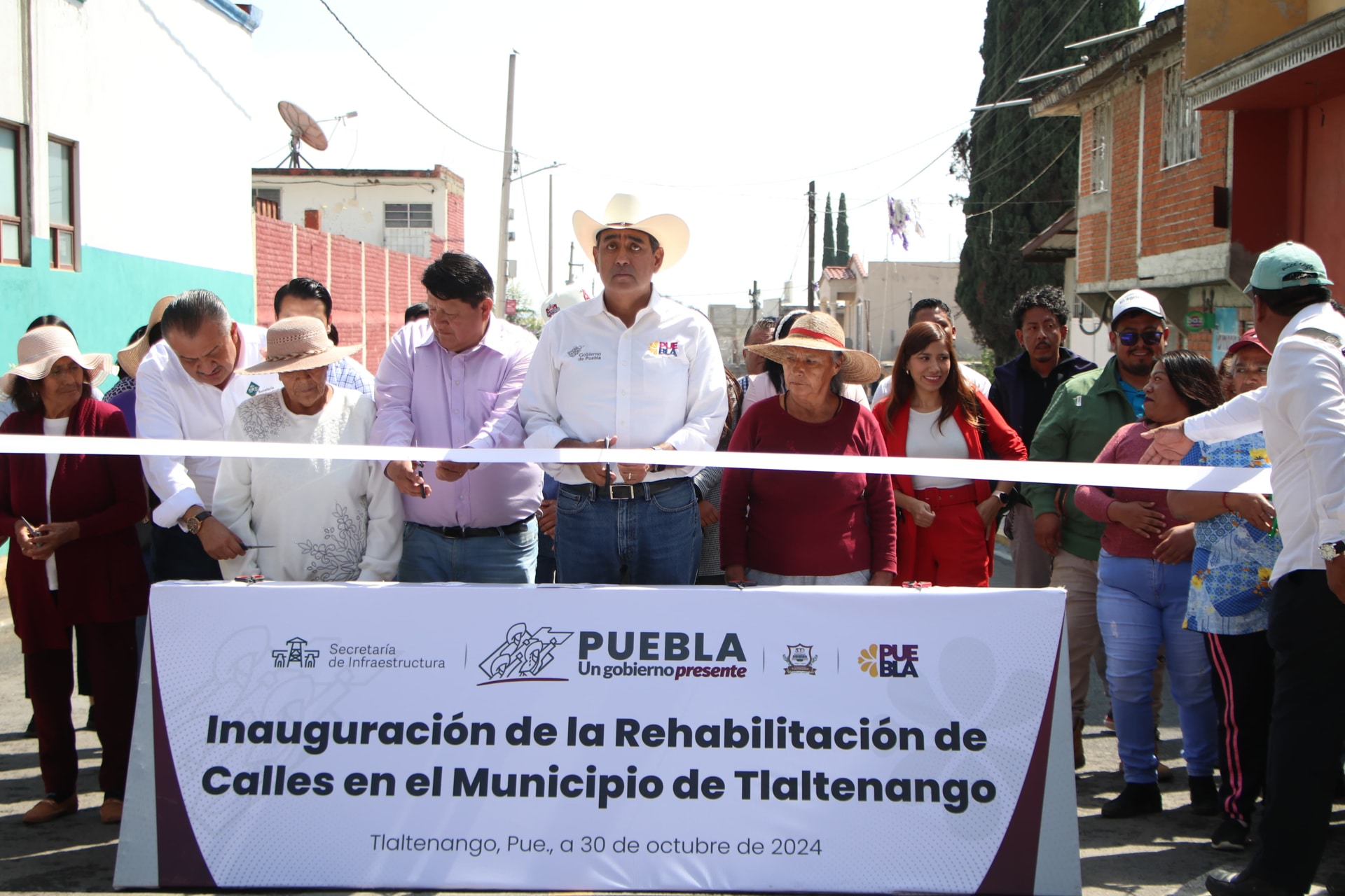 Por: Cortesía Gobernador Sergio Salomón inaugura techado en bachillerato de Puebla