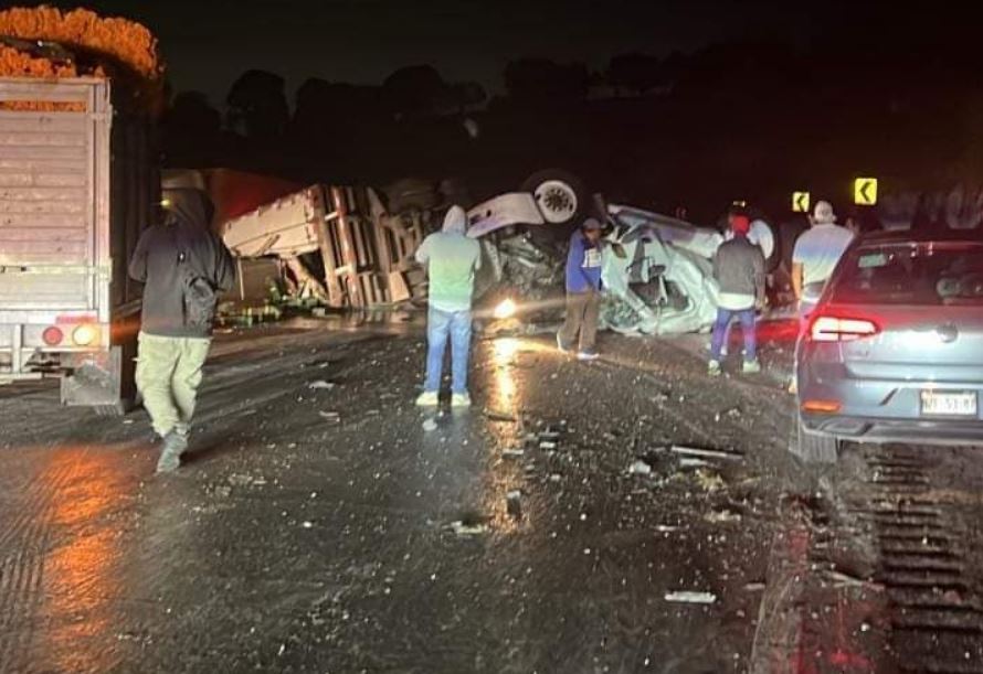 Por: Cortesía Volcadura en la autopista México-Puebla causa caos y filas de 14 km
