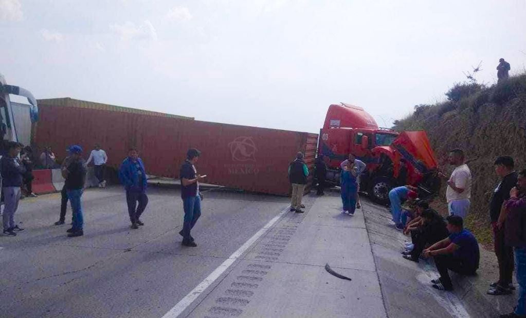 Por: Cortesía Accidente de tráiler colapsa la circulación en el Arco Norte