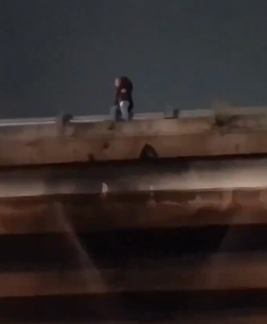 Por: Cortesía Chofer evita tragedia al rescatar a joven en puente de Puebla