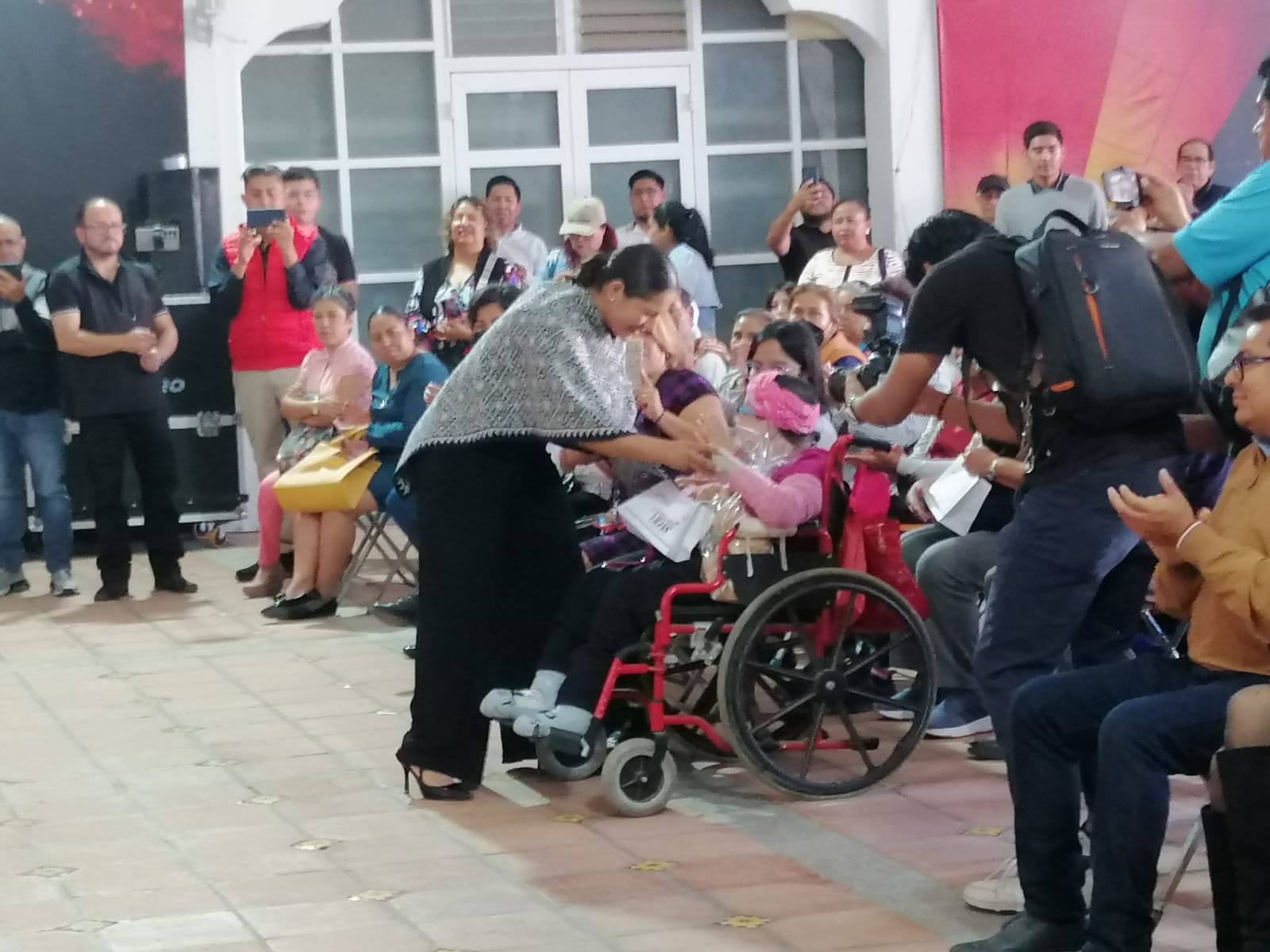 Por: Cortesía Lula Pineda Guadalupe Cuautle entrega 190 auxiliares auditivos en San Andrés Cholula