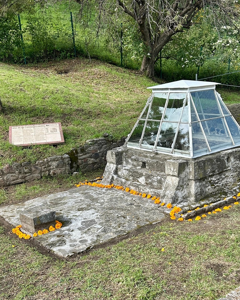 Por: Cortesía Lula Pineda Conmemoración del Día de Muertos en Cholula: Apertura del Altar de los Cráneos Esculpidos