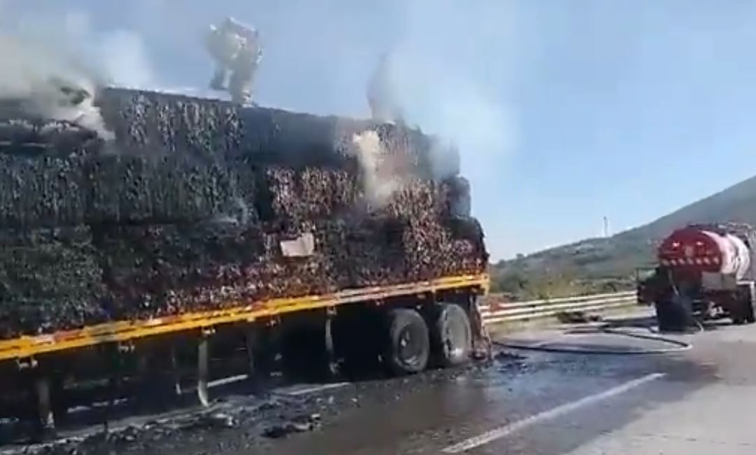Por: Cortesía Tráiler incendiado cierra el macrolibramiento de Guadalajara
