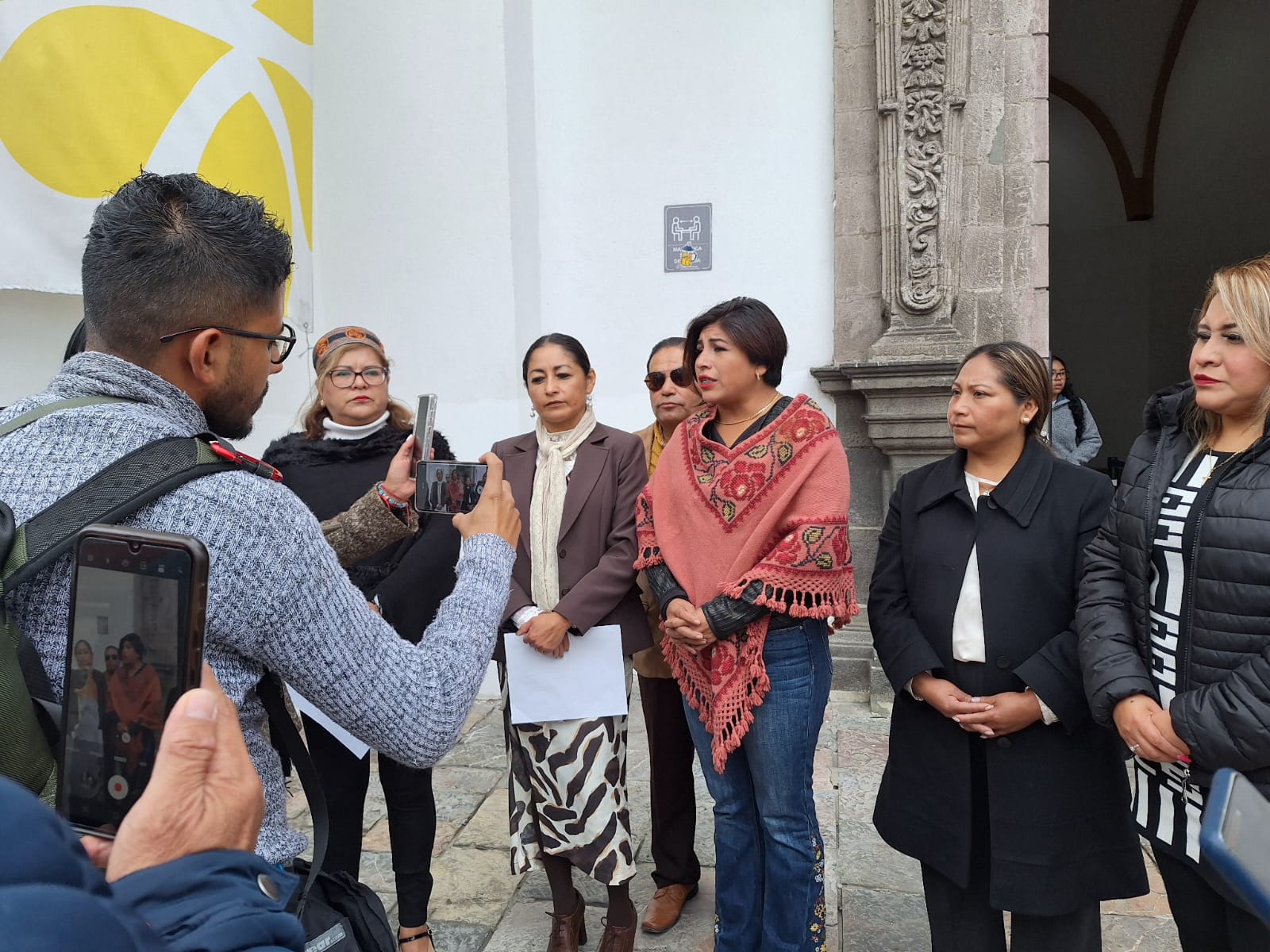 Por: Cortesía Lula Pineda Roxana Luna presenta sentencia certificada emitida por TEEP a FEPADE