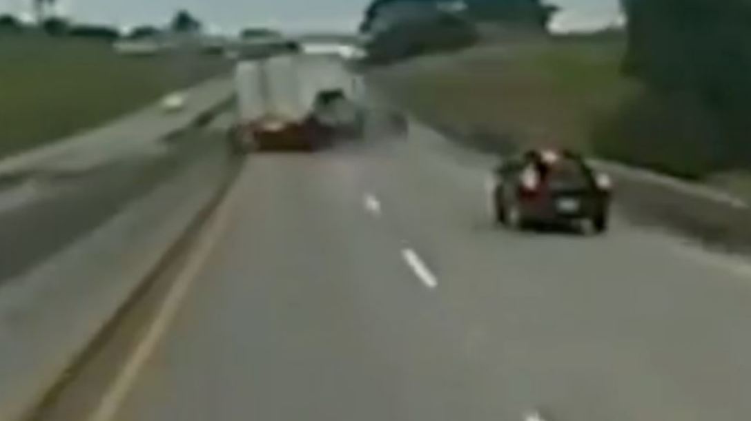 Por: Cortesía Tráiler vuelca en la Autopista Veracruz-Puebla: 4 heridos y caos