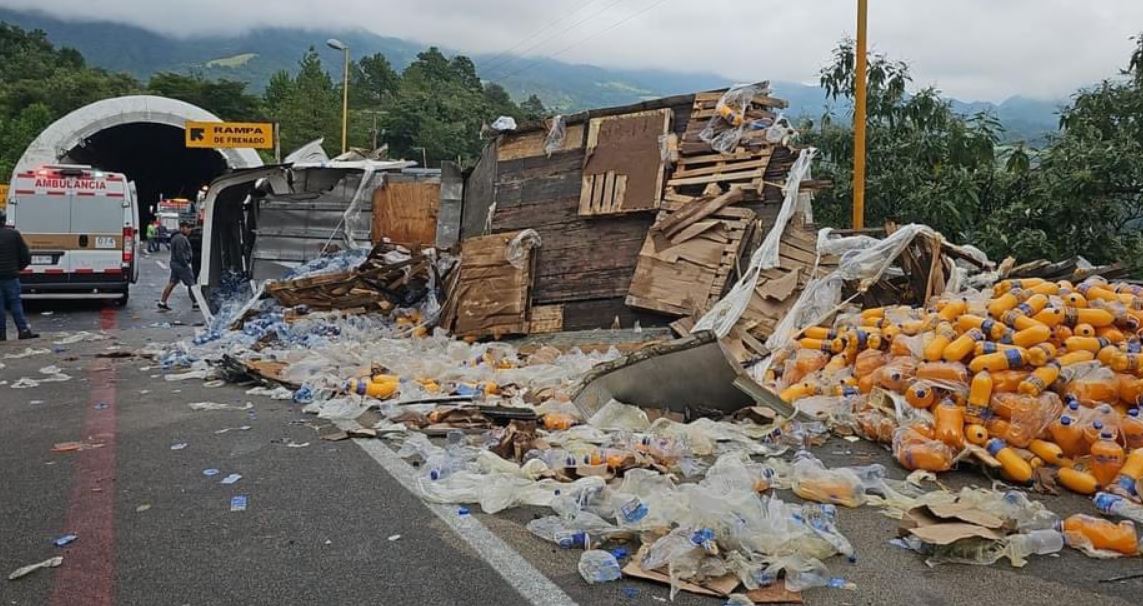 Por: Cortesía Tráiler vuelca en autopista Puebla-Veracruz: cierre total en Cumbres de Maltrata