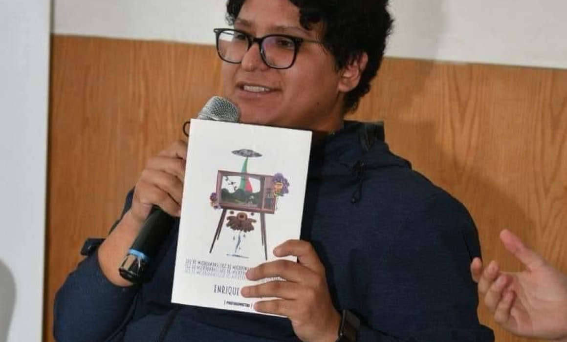 Enrique Zempoalteca Chávez lanza Luz de Microondas en el Museo Lira