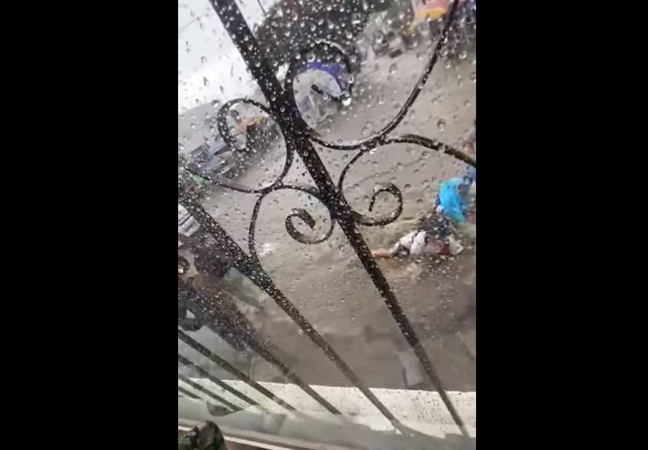 Por: Cortesía Tromba en Atlixco arrastra a tres niños; vecinos logran rescatarlos