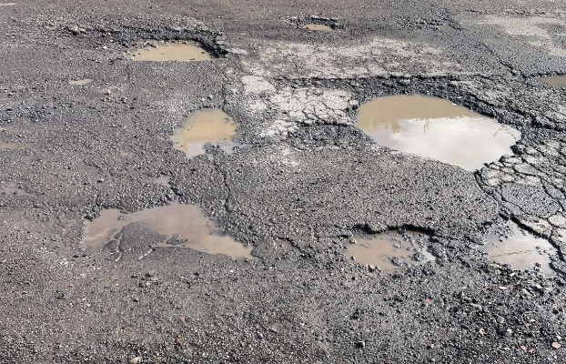 Gobierno estatal asumirá responsabilidad de ayuntamientos ante baches