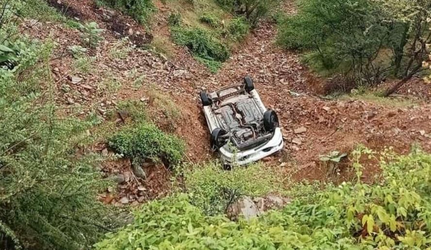 Por: Cortesía Milagro en Acatlán: Vehículo cae 20 metros en un barranco y ocupantes ilesos