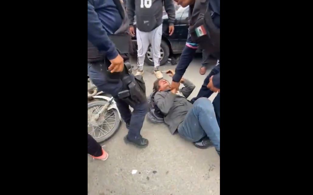 Por: Cortesía Ciudadanos detienen y golpean a presunto ladrón en Agua Santa, Puebla