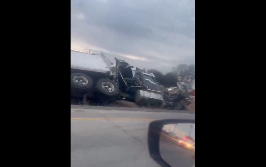 Por: Cortesía Accidente de tractocamión en la México-Querétaro provoca caos vial en ambos sentidos