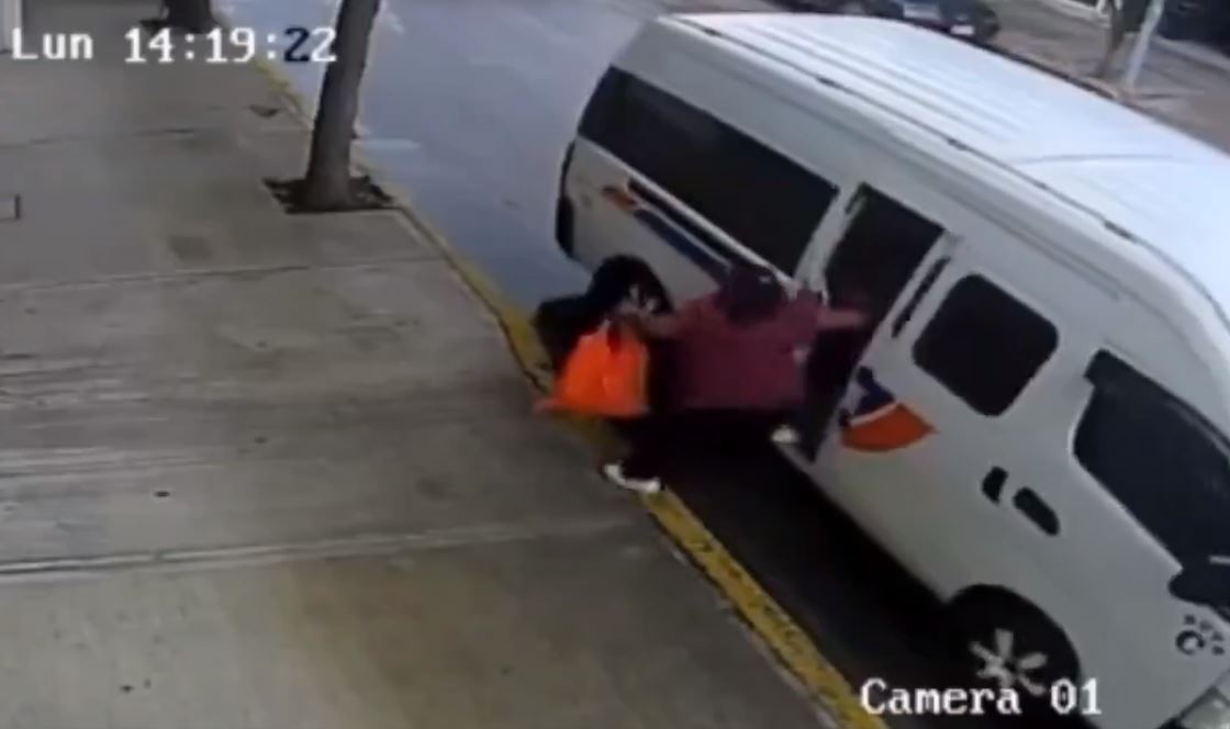 Chofer de combi en Tehuacán tira a mujer al arrancar: video viral