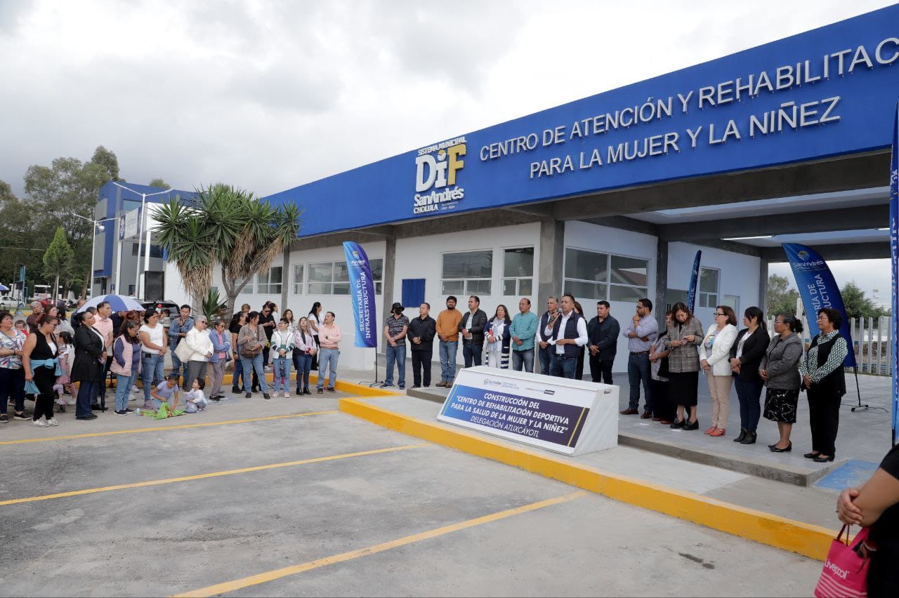 Por: Cortesía Lula Pineda Entrega Mundo Tlatehui obras de seguridad y salud en la delegación Atlixcáyotl