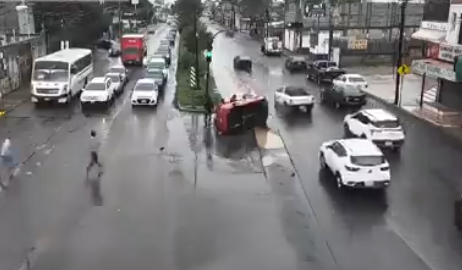 Por: Cortesía Accidente por bache en Puebla resalta deficiencias viales: conductor volcó, pero resultó ileso