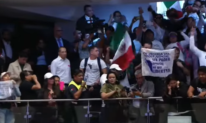 Por: Cortesía Manifestantes infiltran el Senado y generan caos contra reforma judicial