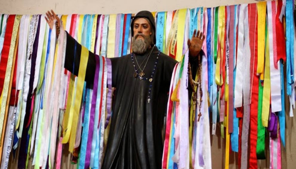 Por: Cortesía La devoción a San Charbel en México: Milagros, listones y aceite bendito