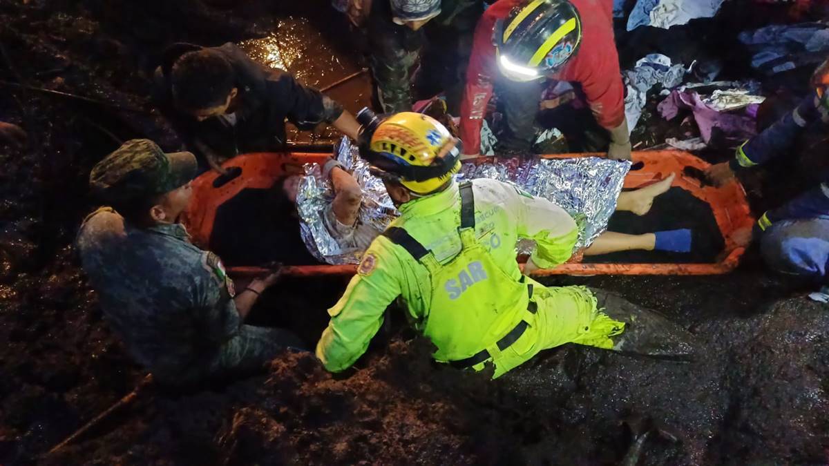 Por: Cortesía Rescate en Jilotzingo: Tres miembros de una familia salvados tras desgajamiento de cerro
