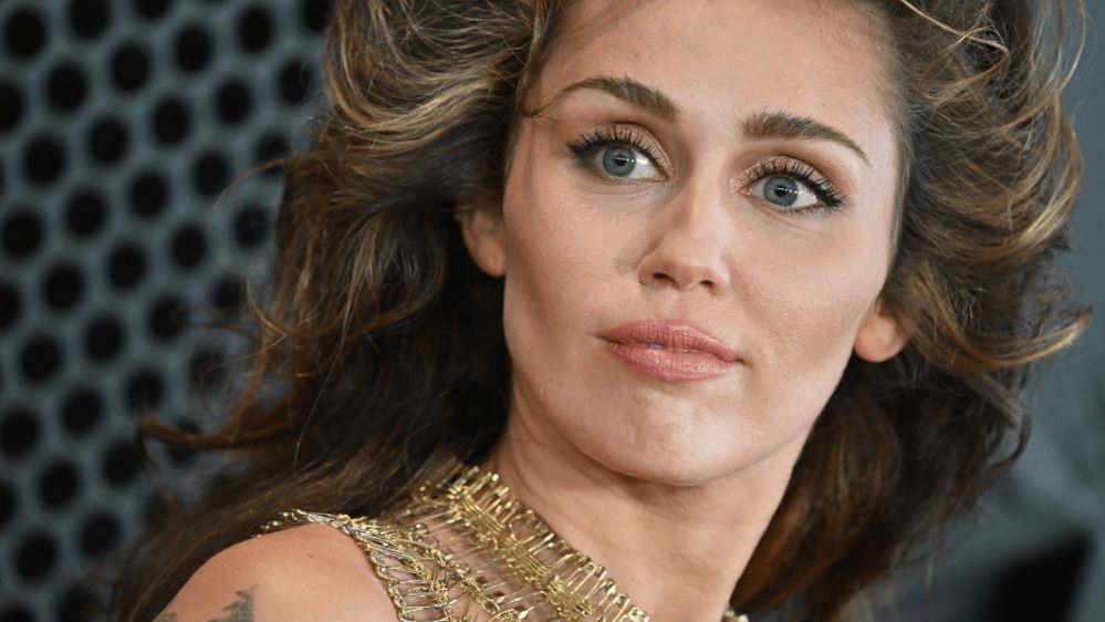 Por: Cortesía Miley Cyrus enfrenta demanda por supuesto plagio en su éxito "Flowers"