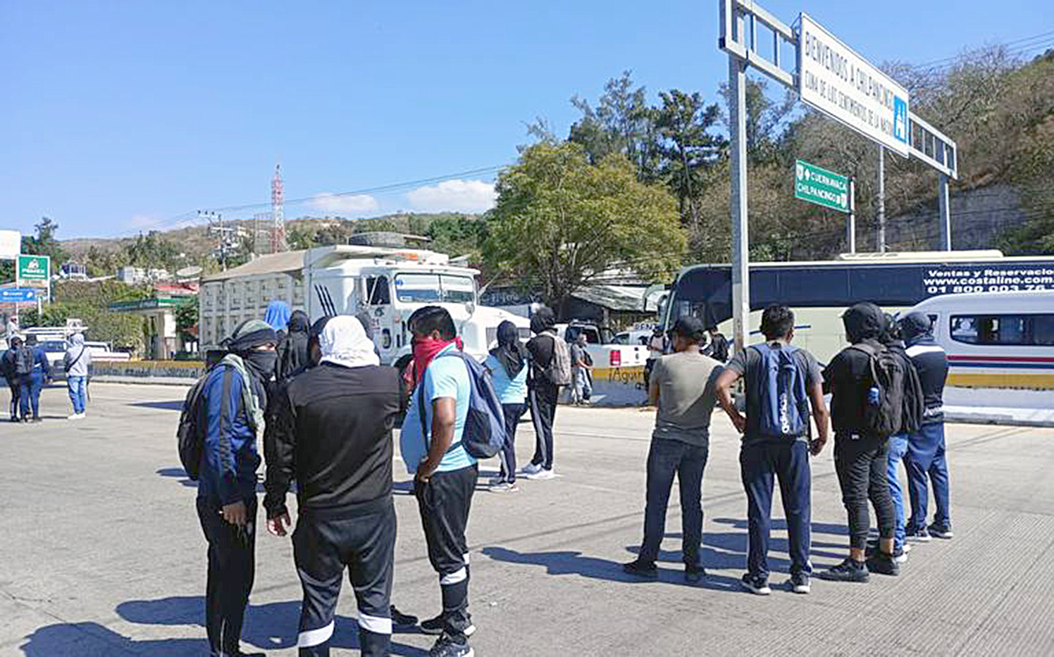 Por: Cortesía Normalistas de Ayotzinapa bloquean parcialmente la Autopista del Sol en Chilpancingo