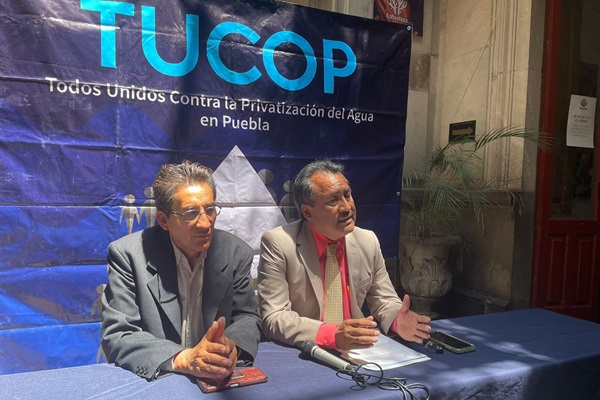 Por: Cortesía Colectivo TUCOP exige renuncia de director de SOAPAP y critica nombramientos en sector hídricoEl colectivo Todos Unidos Contra la Privatización del Agua en Puebla (TUCOP) lanzó un llamado urgente al gobernador electo de Puebla, Alejandro Armenta Mier, para solicitar la renuncia de Gustavo Gaitán Alcaraz, actual director del Sistema Operador de los Servicios de Agua Potable y Alcantarillado del Municipio de Puebla (SOAPAP), quien ha ocupado el cargo durante los últimos 10 años.  Manuel Bravo Bruno, presidente de TUCOP, expresó su preocupación por la continuidad de Gaitán Alcaraz, quien ha sido parte de la administración desde el morenovallismo, lo que genera desconfianza en el colectivo. Bravo señaló que, a pesar de los cambios en el gobierno, su permanencia en el puesto es alarmante y solicitó que se considere la opinión de la sociedad civil para la designación de nuevos perfiles.  Además, el colectivo criticó el reciente nombramiento de José Lauro Sánchez López como director del Consejo Estatal del Agua y Saneamiento de Puebla, argumentando que, aunque tiene experiencia gubernamental, carece de conocimientos específicos en el sector hídrico. TUCOP exige que se designe a un experto en el tema en lugar de un perfil político.  Finalmente, el colectivo instó al gobernador electo a nombrar a los mejores perfiles con base en su experiencia y no por compromisos de campaña, buscando mejorar la gestión del agua en Puebla.