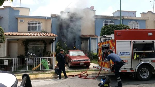 Por: Cortesía Lula Pineda Bomberos de San Andrés Cholula apagan incendio en vivienda y prestan auxilio a canito