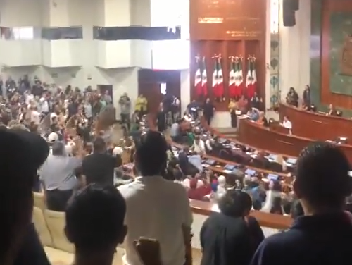 Por: Cortesía Estudiantes irrumpen en el Congreso de Sinaloa en protesta por la reforma a la Ley Orgánica de la UAS