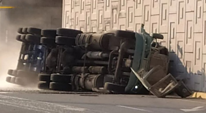 Por: Cortesía Volcadura de pipa con ácido tóxico en Pesquería genera alerta y evacuación en Nuevo León