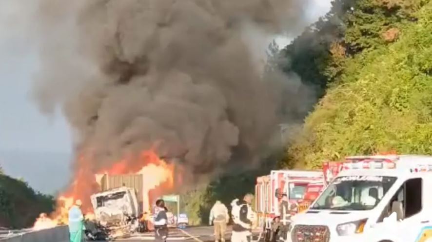 Por: Cortesía Incendio en la Autopista Siglo XXI provoca cierre y movilización de emergencias