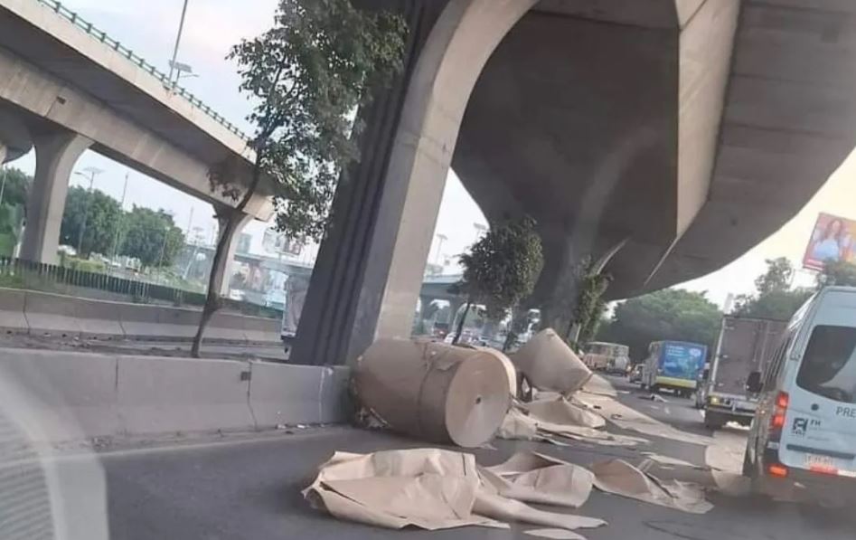 Por: Cortesía Tráfico en la México-Querétaro por caída de rollos de papel en Perinorte