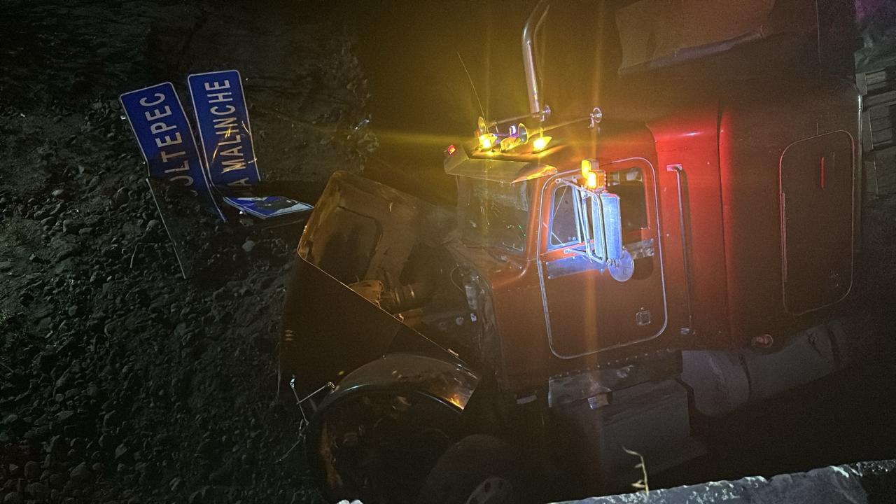 Vuelca camión en carretera federal México-Veracruz, Huamantla