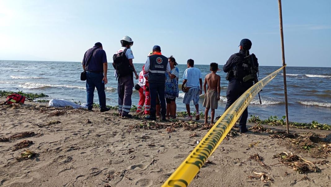 Por: Cortesía Tragedia en Coatzacoalcos: menor y su tío mueren arrastrados por la corriente del mar