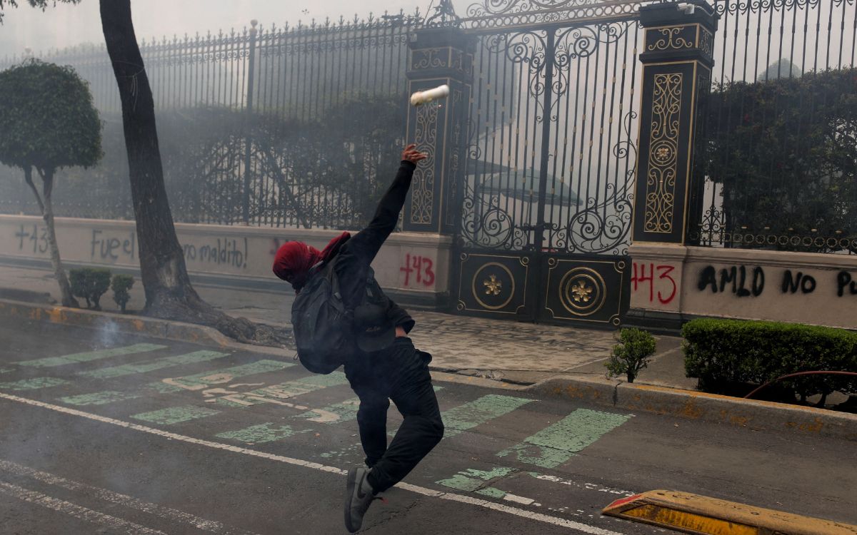 Por: Cortesía Protestas por Ayotzinapa: Manifestantes lanzan explosivos a la Segob en CDMX