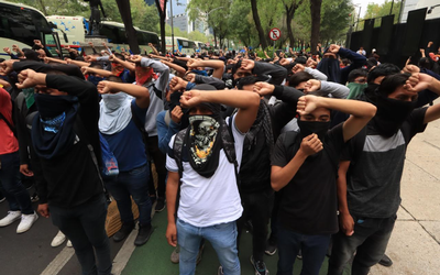Por: Cortesía Protesta de Normalistas de Ayotzinapa en el Senado: Exigen Justicia a 10 Años de la Desaparición de los 43